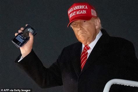 Trump's unusual iPhone lock screen photo goes viral