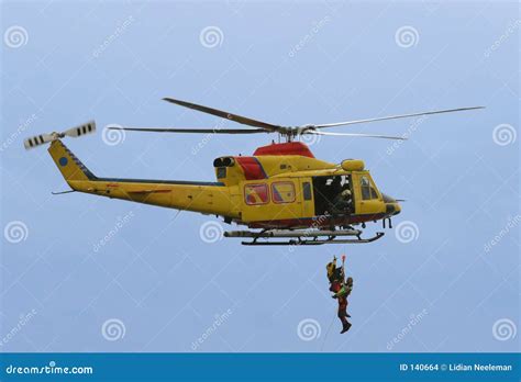 直升飞机营救一个人 编辑类照片. 图片 包括有 情形, 帮助, 危险, 阿布塞, 绳索, 户外, 男人, 下拉式 - 53949721