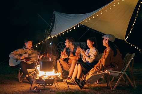 年轻人夜晚露营篝火派对高清图片下载-正版图片501799374-摄图网