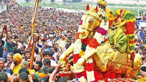 Govinda chants rent the air as Lord enters the Vaigai