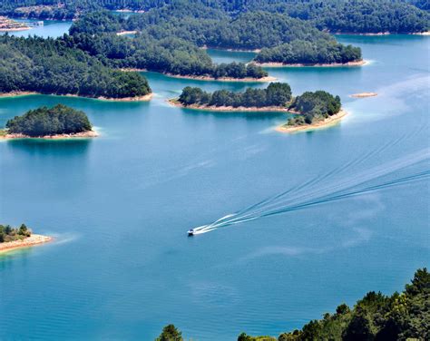杭州千岛湖是世界上岛屿最多的湖，里面一些岛屿上面建有别墅