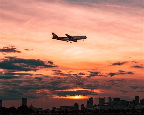 壁紙 飛行機、夕暮れ、都市、日没 3840x2160 UHD 4K 無料のデスクトップの背景, 画像