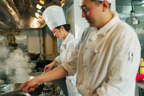 后厨内的专业厨师团队烹饪美味佳肴高清图片下载-正版图片507636487-摄图网