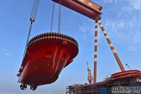 镇江船厂同日一船搭载一船吊装下水 - 在建新船 - 国际船舶网