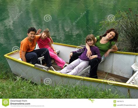放松小船的系列 库存图片. 图片 包括有 小船, 女性, 婴儿, 孩子, 成人, 团体, 妈妈, 白种人 - 18076573
