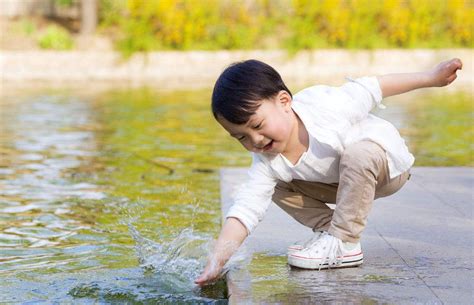 孩子特别的喜欢踩水怎么办 孩子喜欢玩水怎么做比较好2018 _八宝网