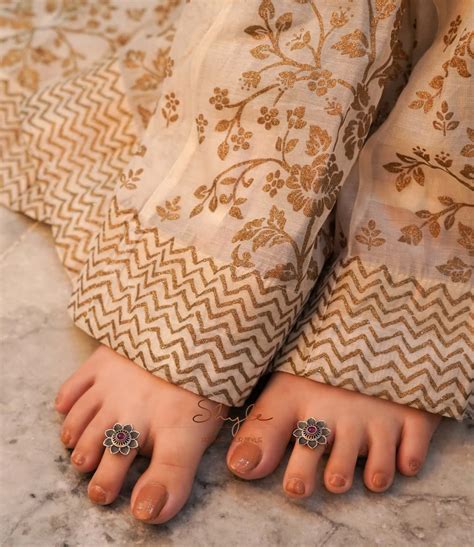 Adya Intricate Flower Versatile Toe Ring