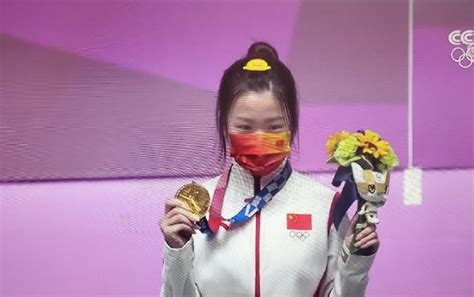 奥运冠军杨倩：第一次摸到奥运金牌 手感很好很沉_凤凰网视频_凤凰网