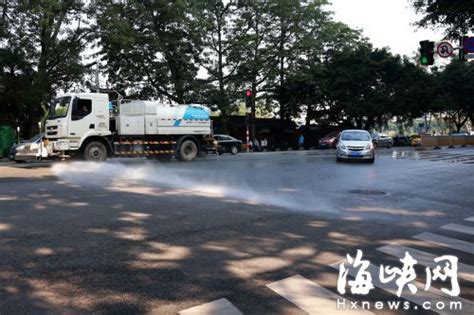 濮阳市民被洒水车喷一身水 喷洒的到底是什么水_大豫网_腾讯网