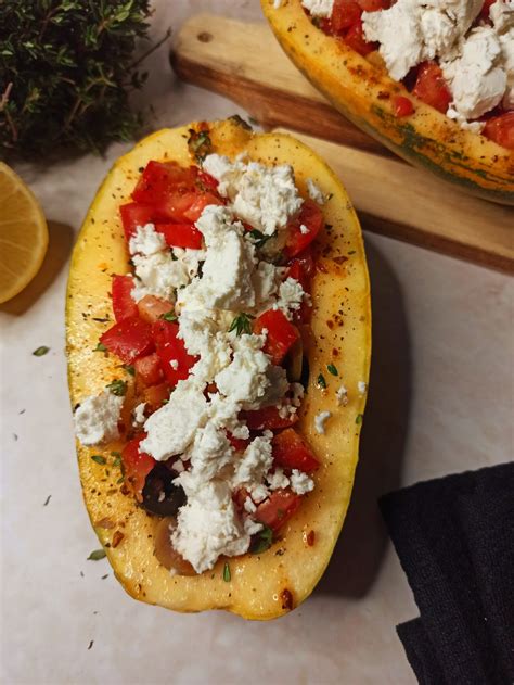 Gebackener Spaghetti Kürbis mit Tomaten und Feta.