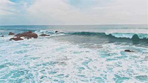 海浪拍打着海岸正版超高清4k商用授权视频素材下载(编号:DHNzlQt9Qw9kTN)-新片场素材