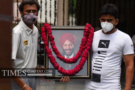 Death News Photo Milkha Singh's house workers hold his ...