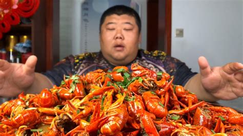 男子点10斤小龙虾出锅仅5斤多，商家：新员工称错秤，算上铁盘了