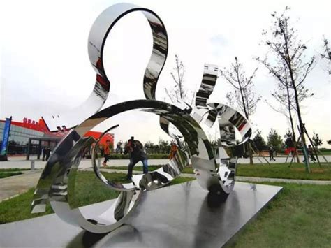 现代不锈钢雕塑与景观融合的作用-宏通雕塑