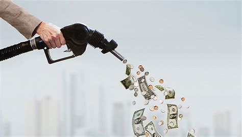 国内成品油价迎两年来最大降幅 汽油价格跌回“五元时代”|界面新闻