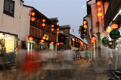 2020山塘街在苏州非常受欢迎，几乎来苏州旅行的游客都会前往这条美丽的古街。【七里山塘】中国历史文化名街_山塘街-评论-去哪儿攻略