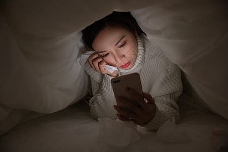 夜晚女性失眠玩手机高清图片下载-正版图片501548140-摄图网