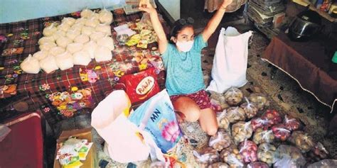 A Group Of Girls In Their 20s Are Providing Food For Those In Need On A ...