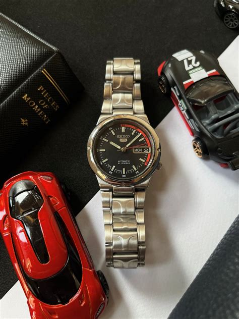 Seiko 5 Black/Red Racing Dial (Pre-owned) – watchtopia.in