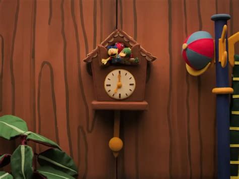 Reloj de cuco de madera con juguetes colgando