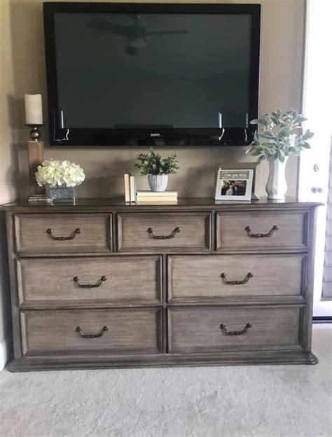 Luxury Bedroom Furniture: Dresser Decor Ideas