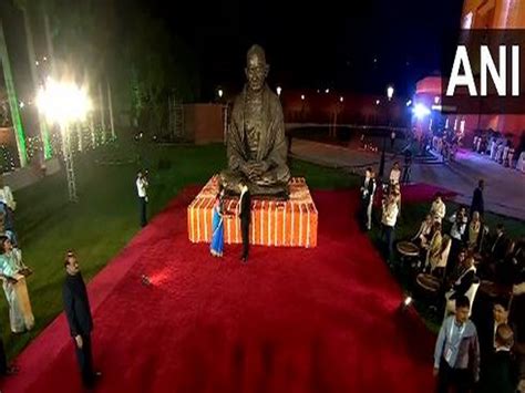 G20 Parliamentary speakers pay tribute to Mahatma Gandhi at Parliament ...