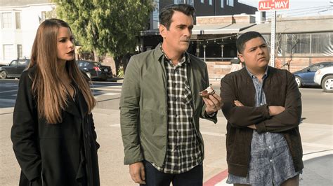 Watch Modern Family S9 Episode 13 on Disney+