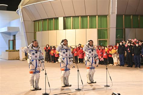 神十五航天员领命出征，祝一切顺利！_北京日报APP新闻