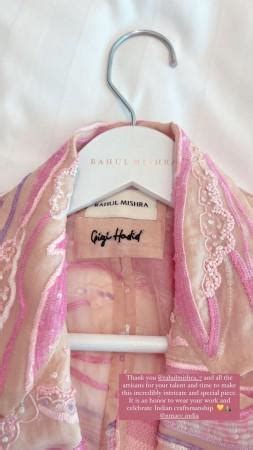 "Rude and embarrassing": Netizens school Indian paparazzi as they ...