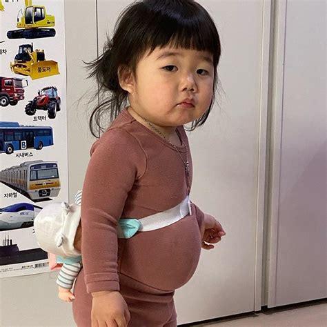 忧郁的小眼神浑圆的小肚子……这个韩国小女孩也太直击灵魂了吧!