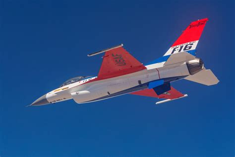 Equipe de demonstração do F-16 da USAF pinta as cores do YF-16 para ...