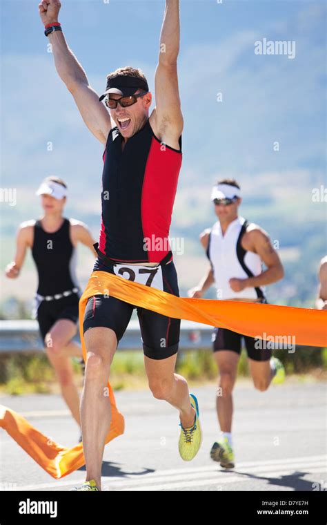 Runner Crossing Finish Line 的图像结果