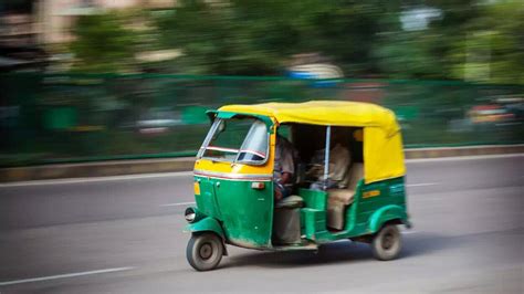 Bengaluru Autorickshaw Driver Bursts Into Tears, Reveald He Earns Rs 40 ...