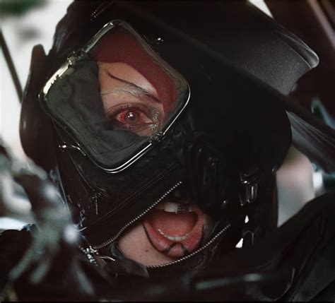 Lady Gaga lucha consigo misma en el terrorífico vídeo de ‘Disease’