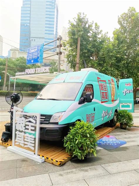 全市首张“流动餐车经营公示卡”今天在长宁颁发！