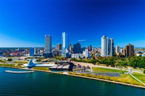 Milwaukee Lakefront Walking Tour - Gold Coast on Foot