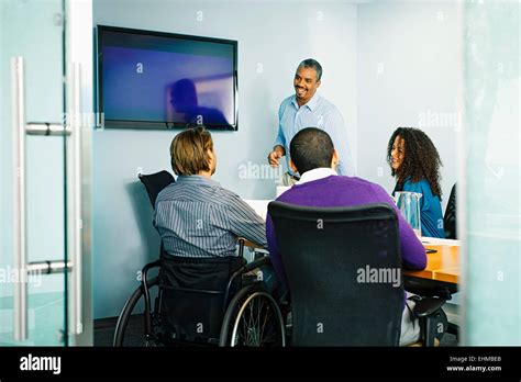 Business People Talking 的图像结果