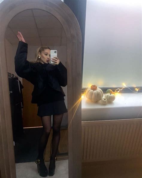 Ariana Grande Upskirt And Leggy (10 Photos + GIF) | #The Fappening