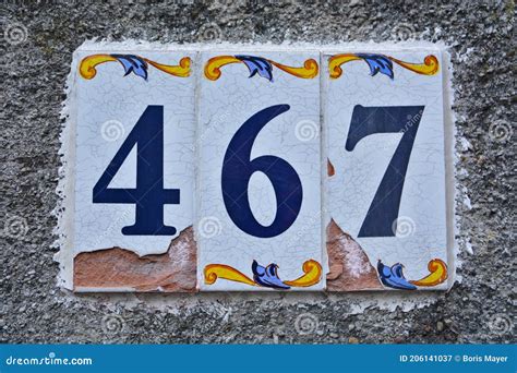 Una Placa Con Número De Casa Rota Que Muestra El Número Cuatrocientos ...