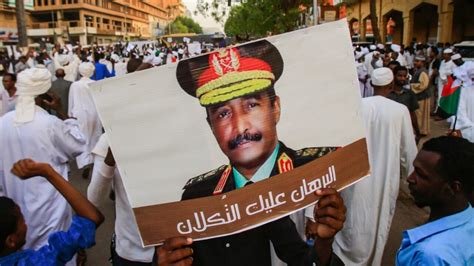 Hundreds rally in support of military council in Sudan - France 24