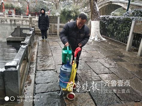 下雪天不误打泉水，济南护城河畔打水人热情不减_央广网