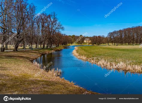 Parque inglés en los terrenos del Palacio de Drottningholm en Suecia ...