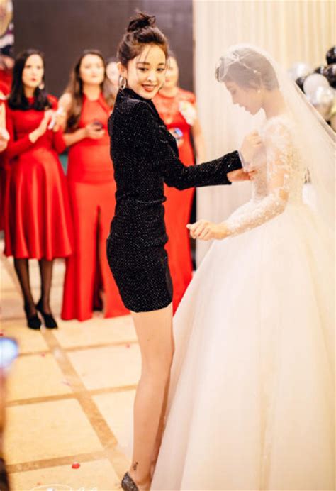 古力娜扎在闺蜜婚礼上跳舞，身材引起了所有人注意_凤凰网