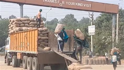 किसानों ने कहा: धान में नमी के नाम पर कर रहे परेशान, मंडी सचिव ने नकारा ...