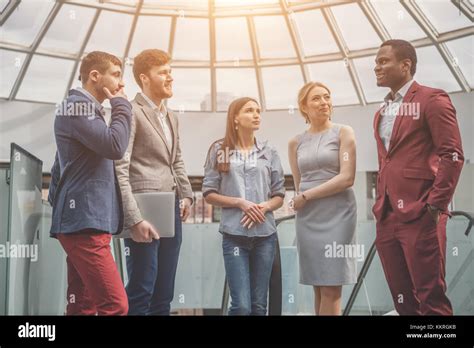 Business People Standing 的图像结果