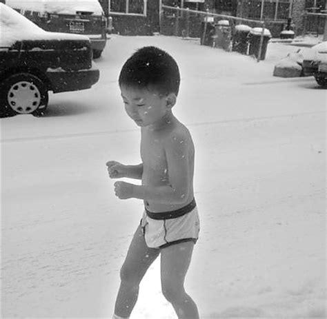 3岁雪地裸跑的男孩11岁大专毕业了 父子“背靠背”说出心底的秘密_教育频道_中国青年网