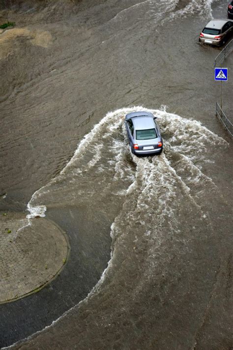 NYC floods turn Queens highway into river as semi-truck, cars get ...