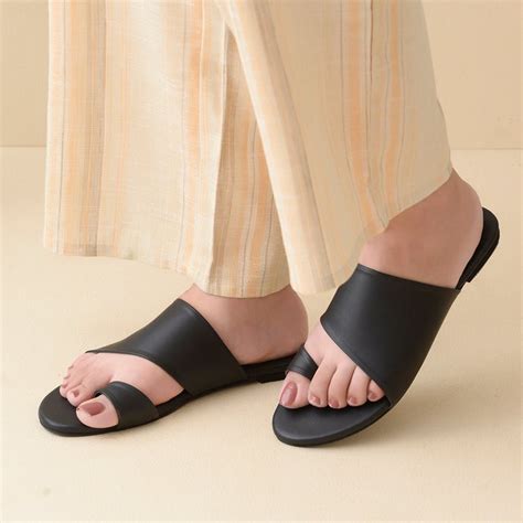 Black toe ring flats – Dip Your Toes