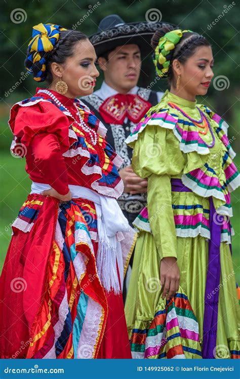 Mexican Dancers in Traditional Costume Editorial Photography - Image of ...