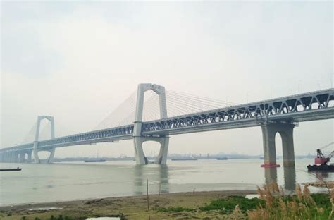 江上芜湖公铁大桥延伸不息 预计明年三春时节可完成_安徽频道_凤凰网